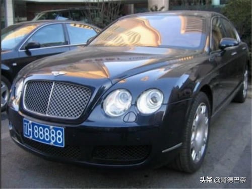 车牌号中有2个字母被禁止使用,车牌号后面三个字母是假牌