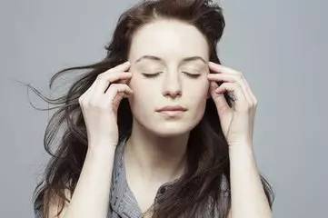 眼袋重黑眼圈教你一招轻松改善,天生眼袋黑眼圈该怎么消除