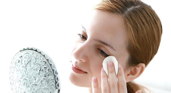 皮肤去角质层用什么方法,没有去角质产品怎么给皮肤去角质