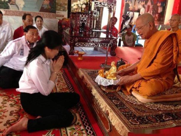 68岁泰王接受匍匐跪拜,泰王跪拜九十岁僧王