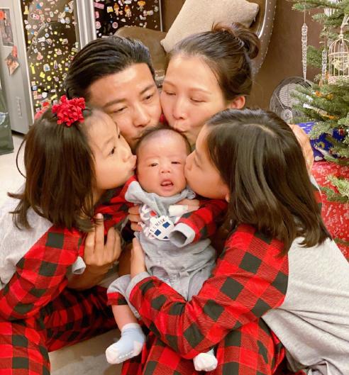 蔡少芬张晋全家福上热搜，三胎儿子“唐装”出镜，年味儿十足