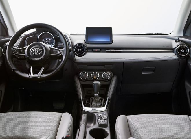 丰田雅力士对比飞度,丰田雅力士这款车的操作怎么样呢