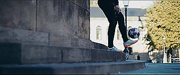 四年级小孩零基础怎么学足球颠球,足球颠球小技巧三年级