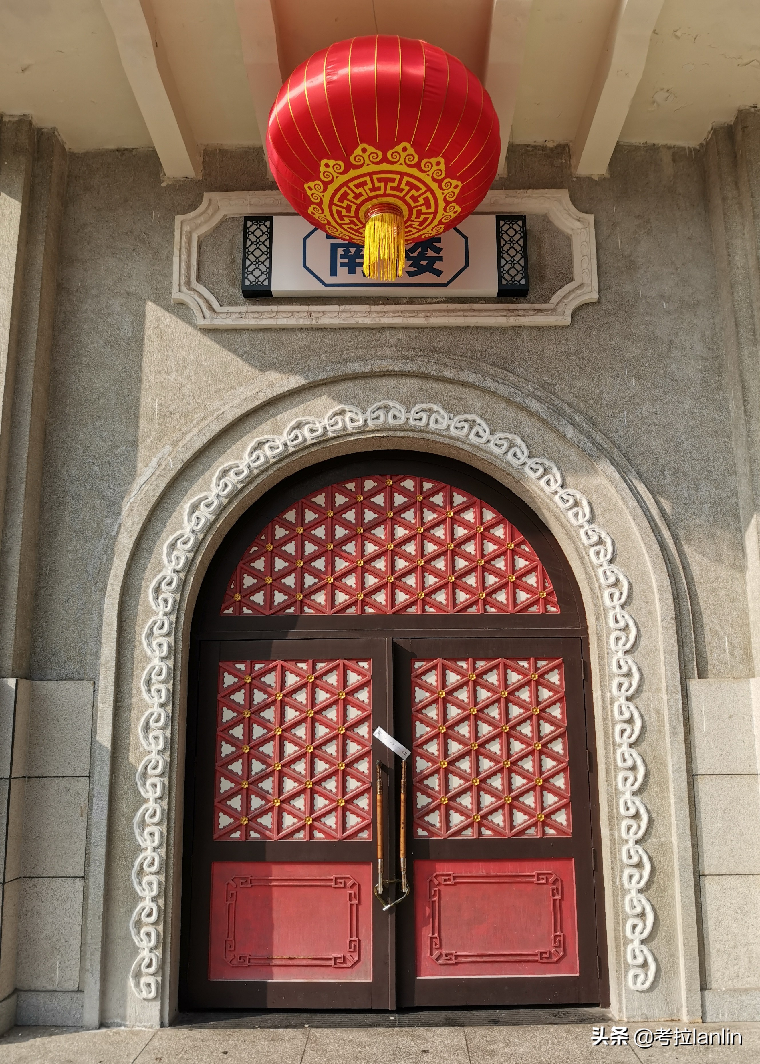 一扇扇关闭的店门，就像一张张欲说无言的嘴、一张张戴着口罩的脸