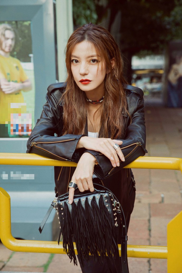 当年演小燕子的赵薇近况如何,她是赵薇