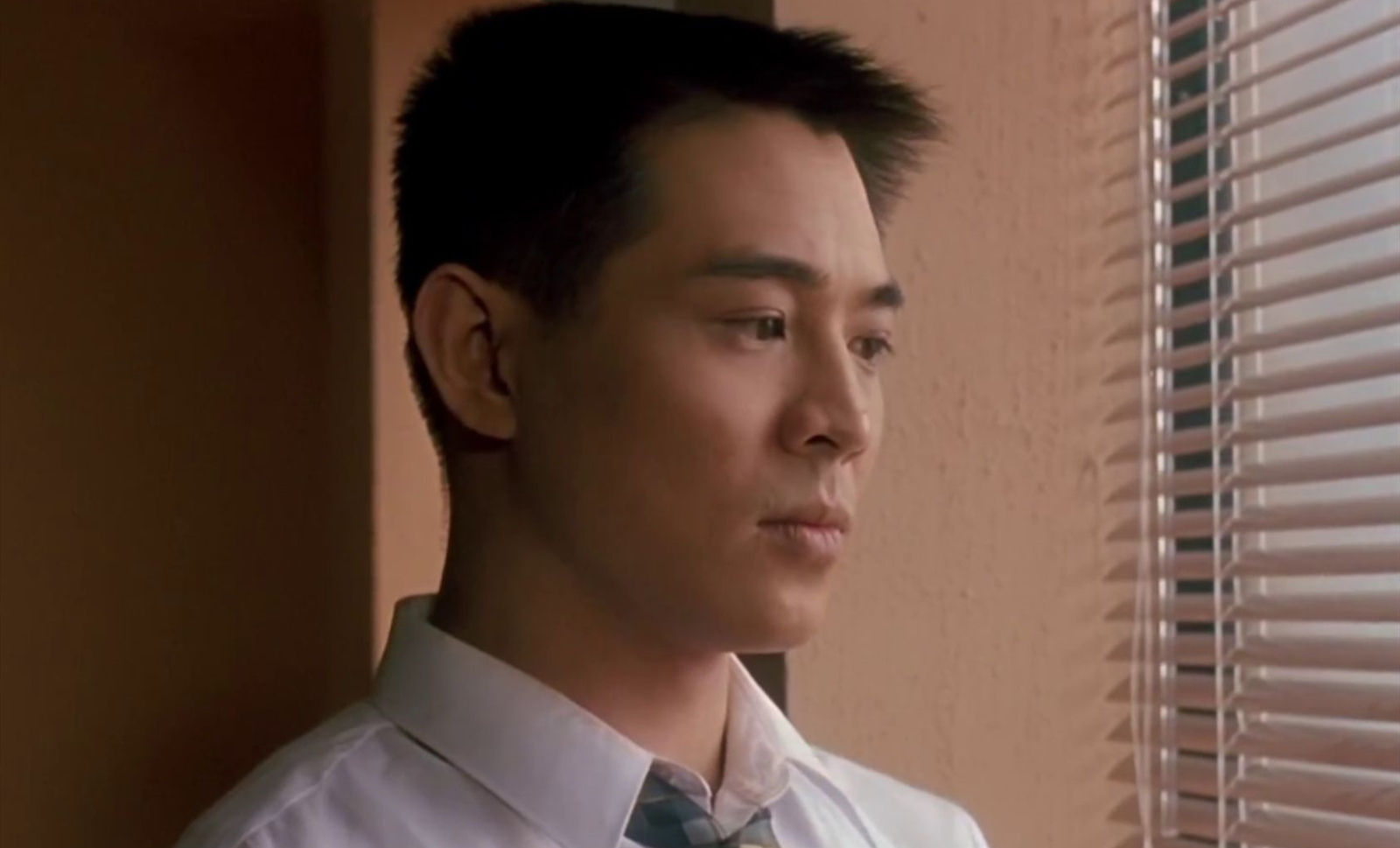 当年的香港娱乐圈有多乱？成龙被逼拍戏，李连杰经纪人被惨遭杀害