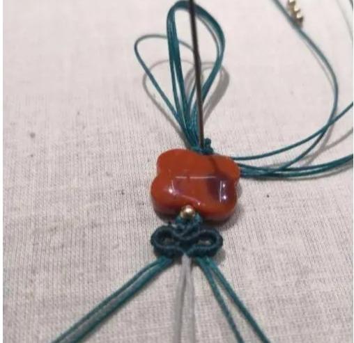 小孔转运珠编绳手链教程,2个珠子的小挂坠