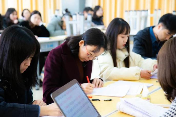 大学教室的“怪现象”，家长看到后哭泣，学生们该醒醒了