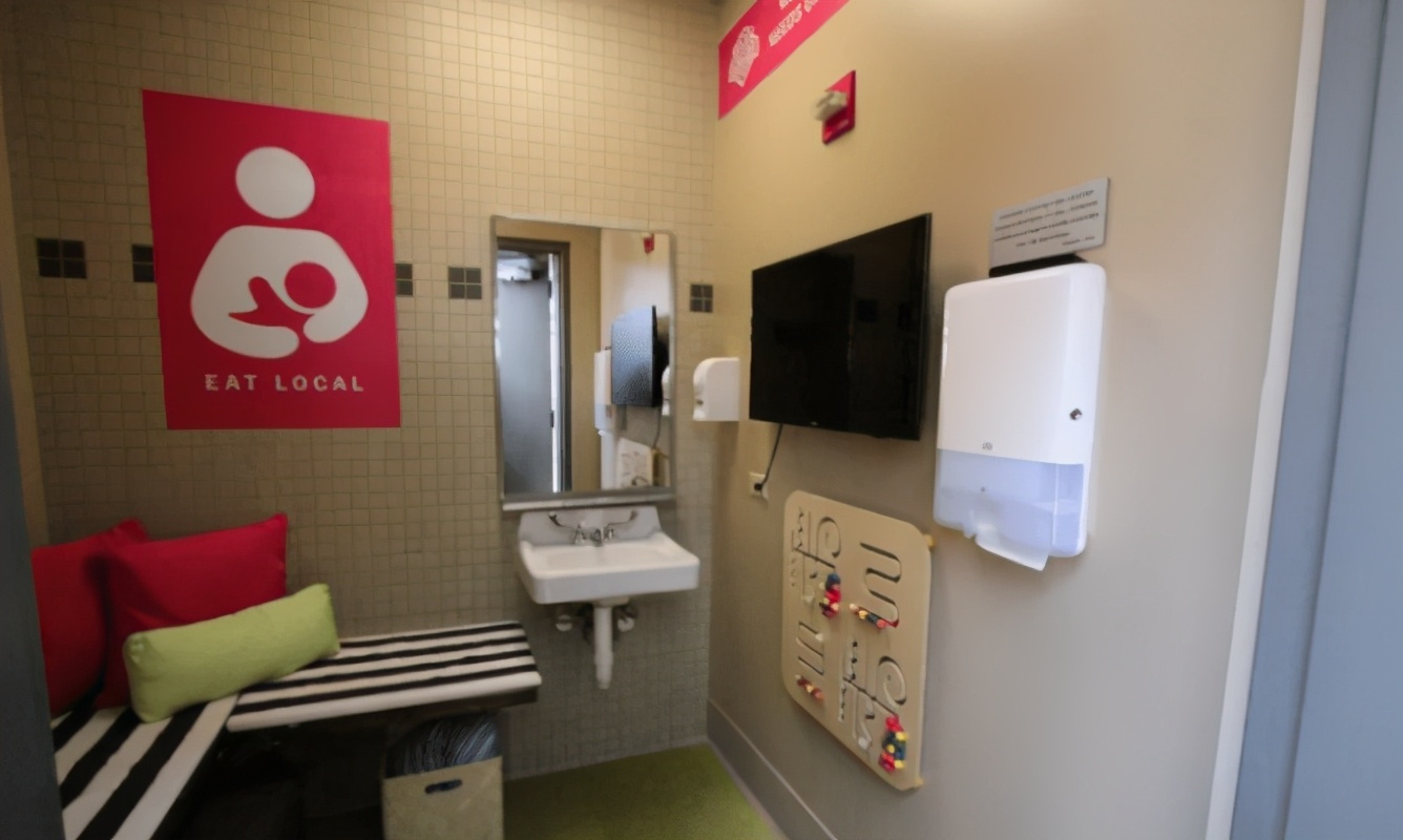 带儿子进女厕被指责,带儿子进女厕所遭指责