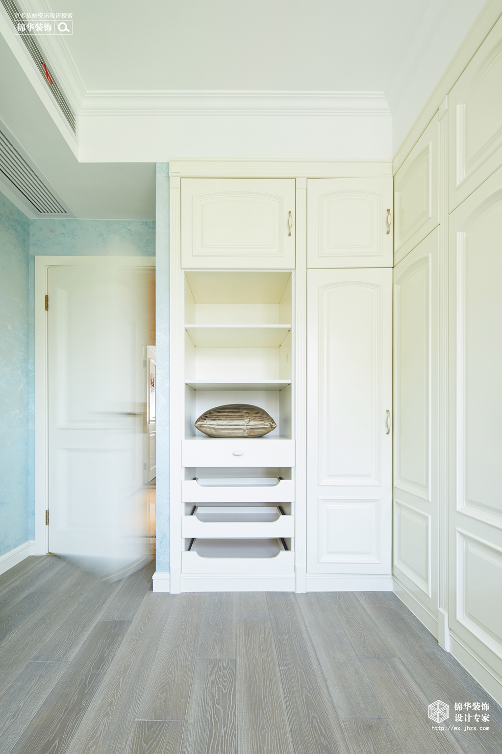 柠檬黄与宝石蓝点亮美式简奢空间,高级灰香槟金和麻白点缀