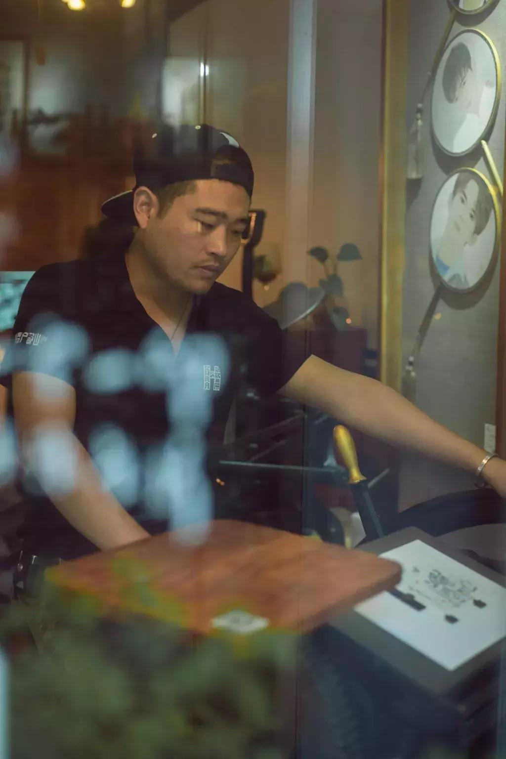 独此一家，机器跨越百年，户部山上的这家小店印出家乡生活的墨迹