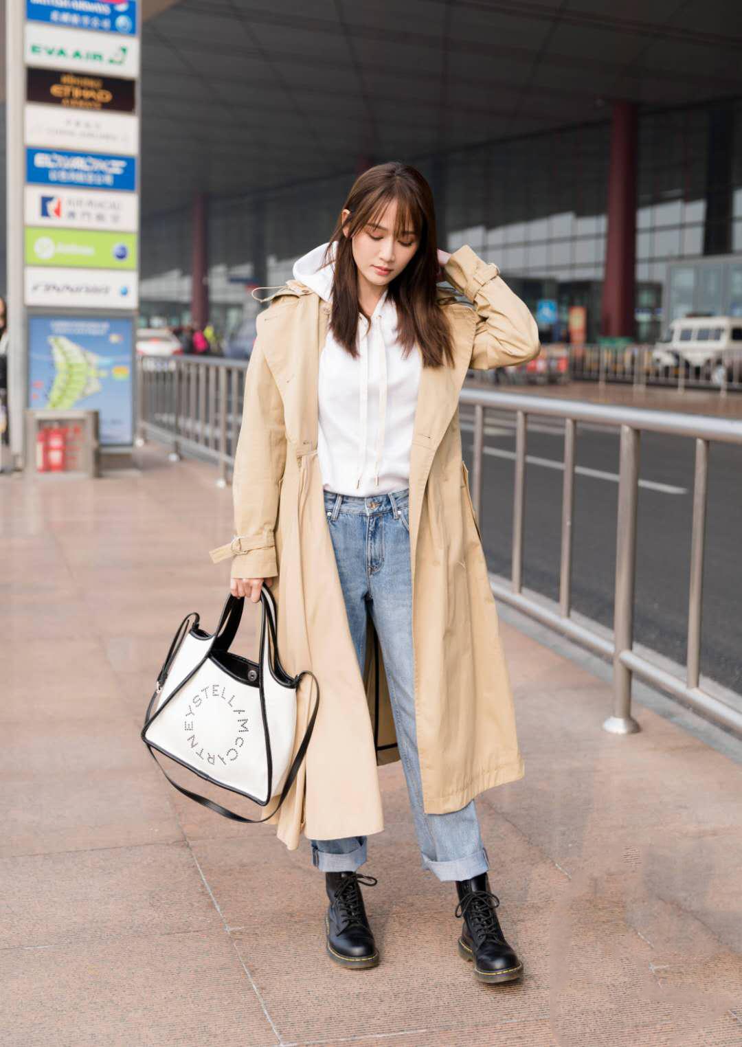 刘雯2021咖色卫衣,彪马黄色卫衣刘雯