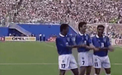 梅西伯纳乌晒球衣詹俊,梅西展示球衣庆祝动作