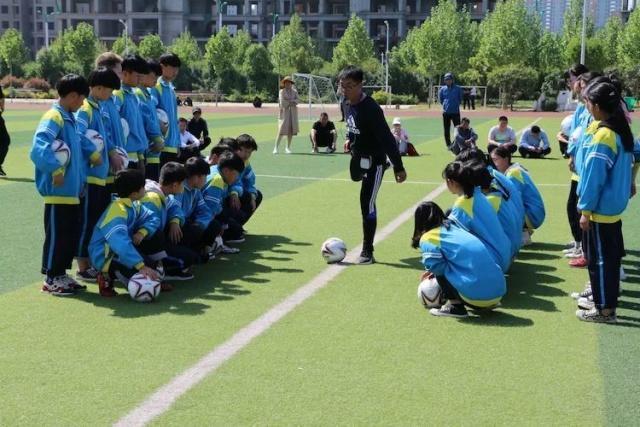 临颍小学足球比赛,临颍县颍川学校足球操