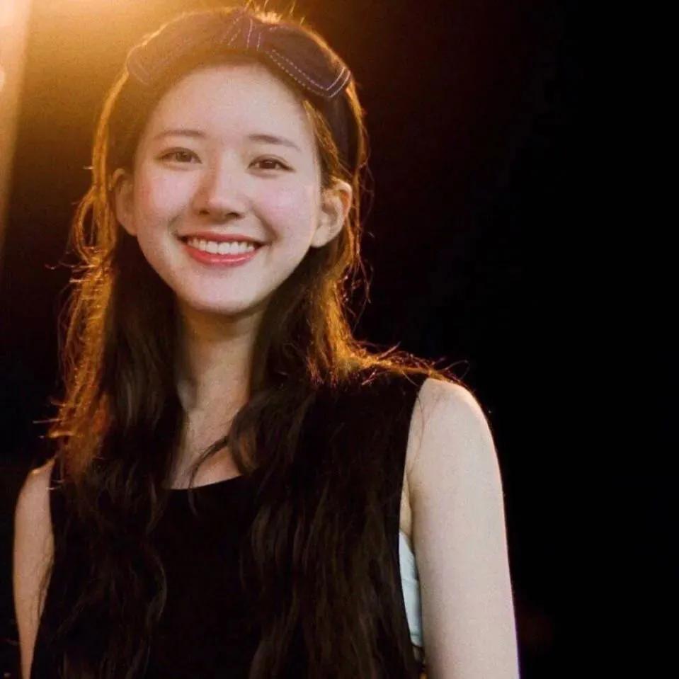 赵露思迪丽热巴闺蜜头像,一半是鞠婧祎一半是赵露思头像