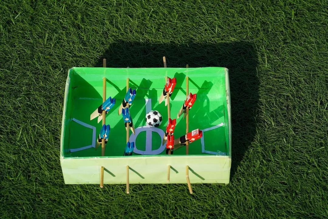 学校里办的足球赛,学校举行足球文化活动的绘画