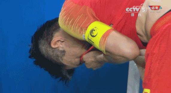 这位39岁国足老将哭的那一瞬间，多少球迷为之流泪，他真的尽力了