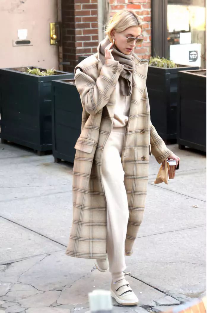 时尚轻奢感明星系列羊羔绒围巾,最潮的围巾的15种戴法超级实用