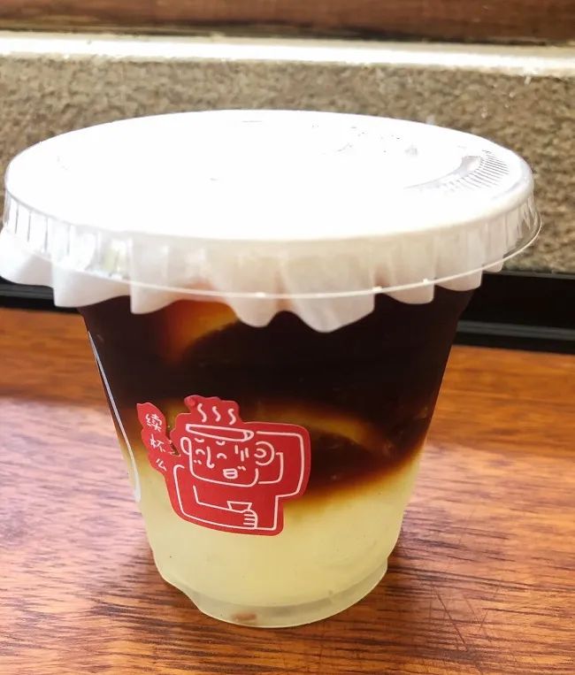 咖啡没有水的包容性，别什么都加进去：龟苓膏、咸柠七…