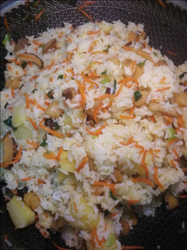 禁海了没有鲜海虾怎么办？瑶柱虾米也能柯出一锅好饭，味更咸香