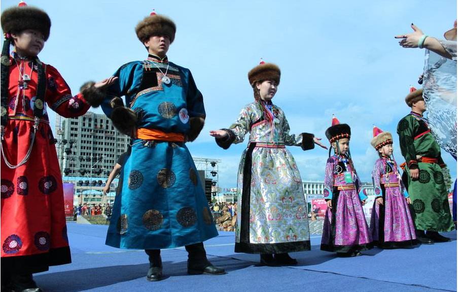 四子王旗蒙古袍蒙古民族的象征,蒙古服饰最具特点的服饰