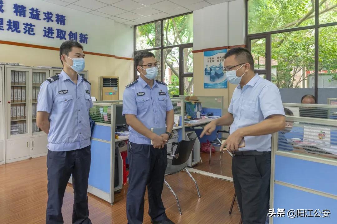 警民共筑连心桥携手保平安,社区警务室与社区共同开展工作