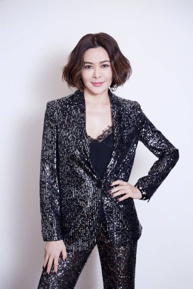 18岁的关之琳写真图文,关之琳年轻时穿绿裙子的照片