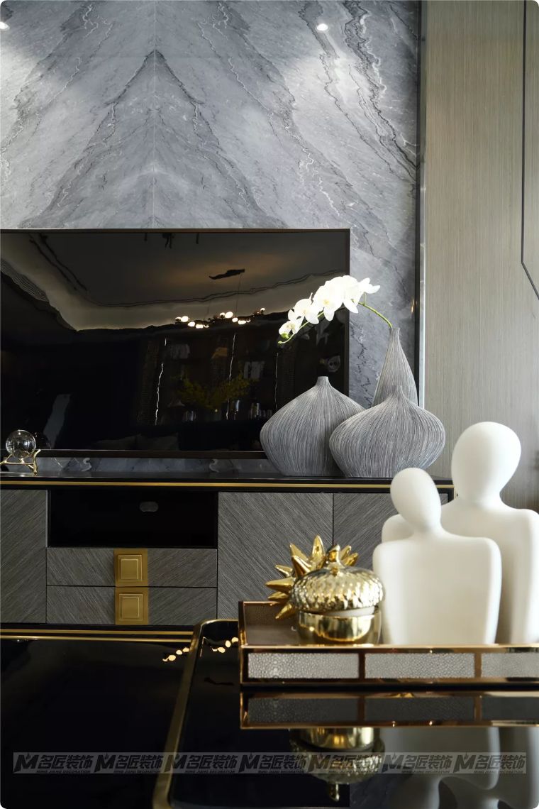 有钱人看不上眼的横厅，在他这里却变成了贵气的中式宫廷