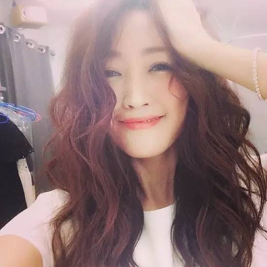 70岁练瑜伽年轻成30岁,50岁开始瑜伽10年后依然貌美如花