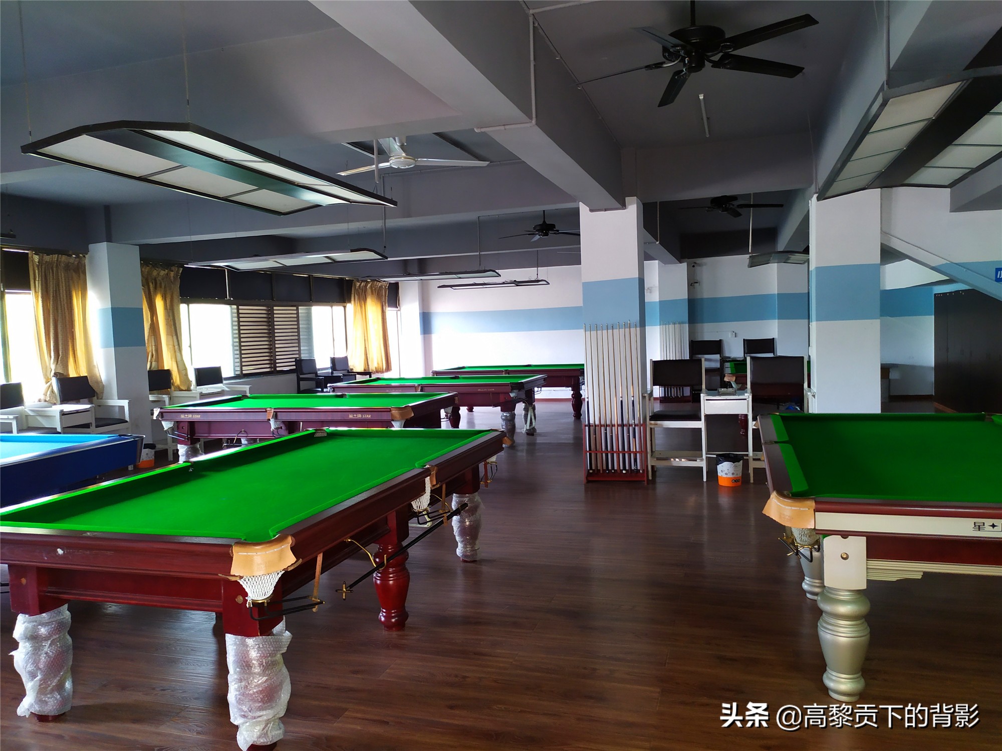 云南腾冲偶遇篮球赛顺便看看腾冲的体育设施如何？