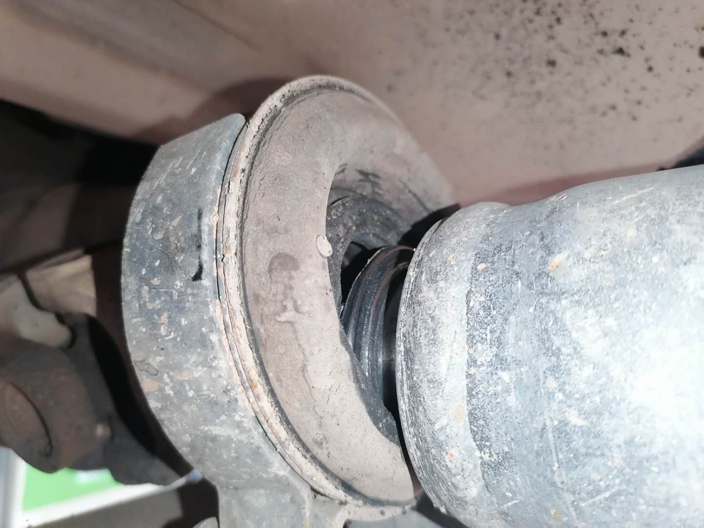 发动机冒白烟蓝烟烧机油,尾气大量冒蓝烟要不要大修发动机