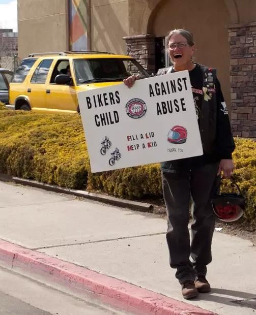 这群花臂壮汉骑哈雷，不收保护费，25年来甘当受欺凌孩子的守护神