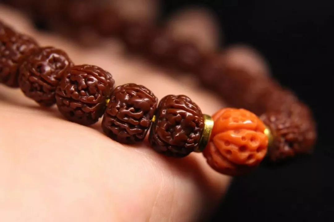 手串配饰选啥材质假货少,手串配饰自己选择搭配
