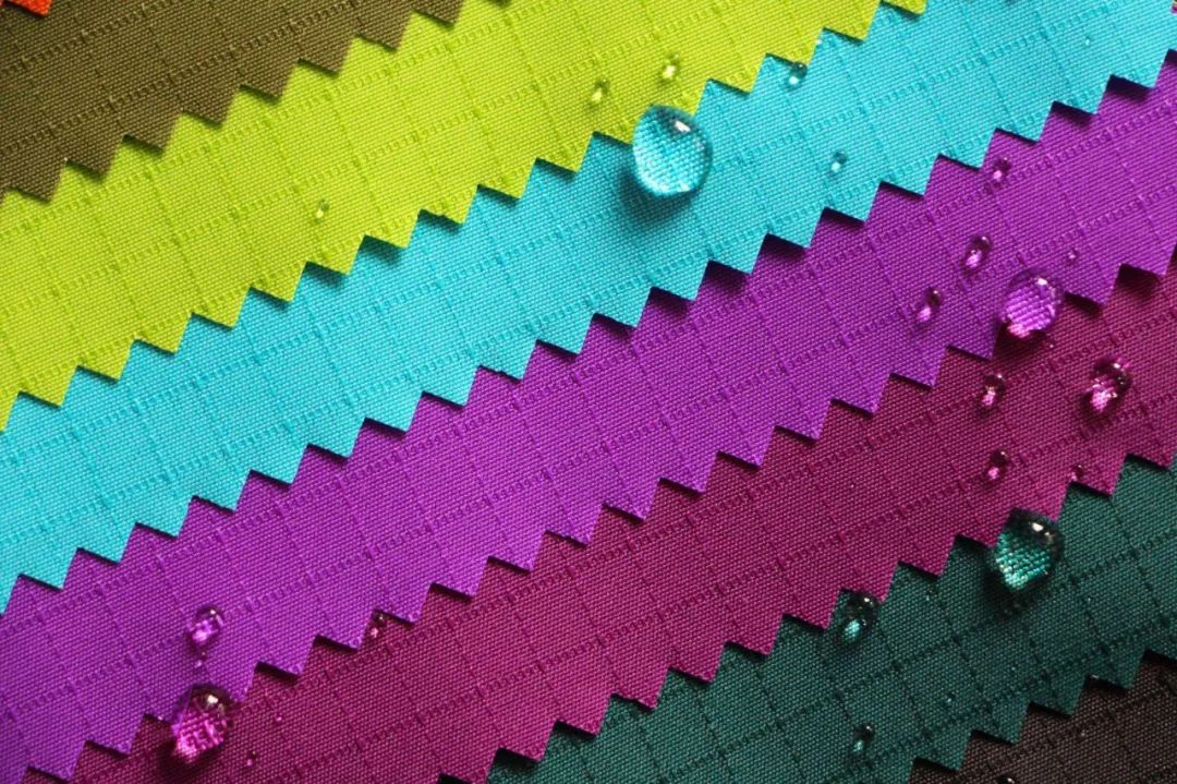 衬衫三大挑选法则解锁春季新时尚,舒适耐穿的基础款长袖衬衫