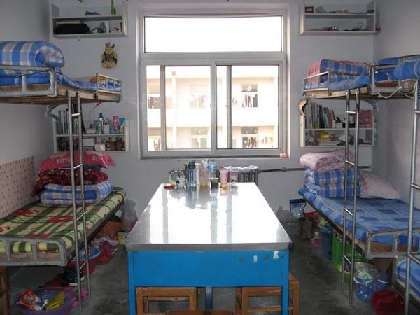 大学的寝室对比,大学的宿舍和高中差别真大