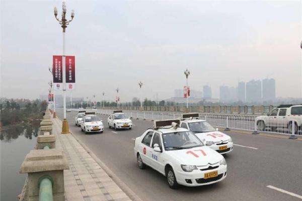 科三靠边停车时右道有车怎么停,科三靠边停车有车位线