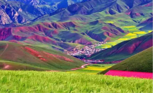 带您探索神秘大西北，一湖倒影一湖诗，半湖金色半湖