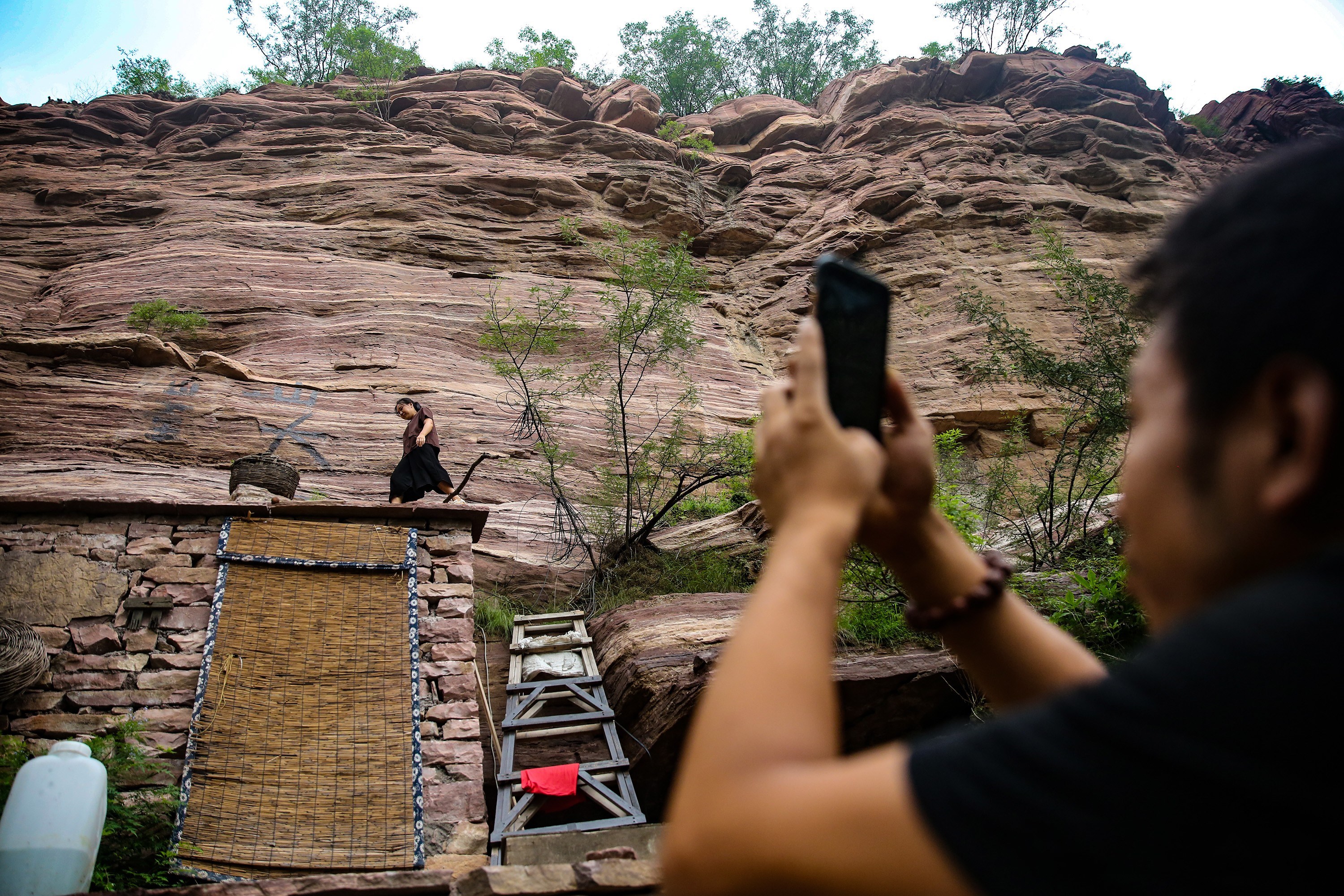 住崖穴、拍视频、卖山货，井陉网红小夫妻做起了“山大王”