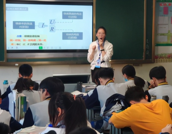 立足校情深入课堂教学视导助力发展——县教师进修校到侨中开展教学视导