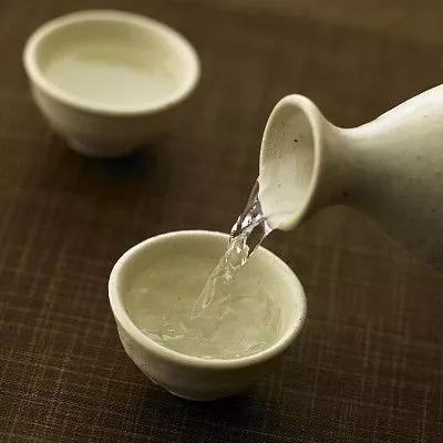 白酒是透明的为啥叫白酒,中国的白酒是粮食酿造出来的吗