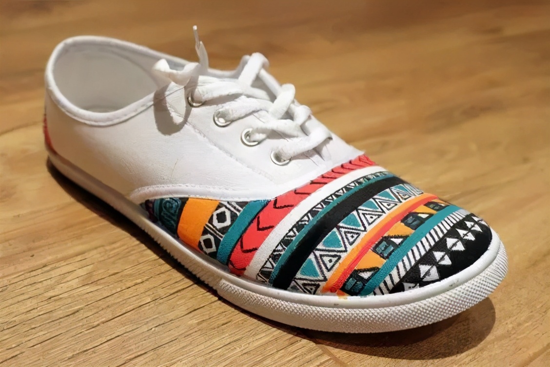 穿腻了小白鞋可以这样来改造,教你把小白鞋变潮流