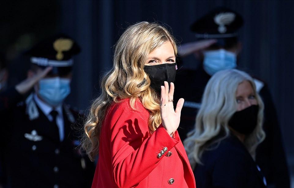 英国第一夫人成G20时尚黑马！穿500块的Zara上衣，印花裙是租来的