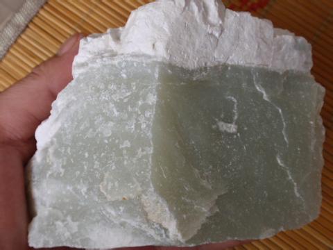 和田白玉和青海白玉的区别手镯,和田青白玉原石的鉴别方法