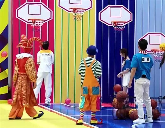 蔡徐坤跑男投篮视频,为什么吐槽蔡徐坤打球