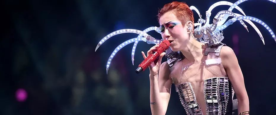 郑秀文在香港和王菲谁更火,郑秀文和王菲谁的地位高