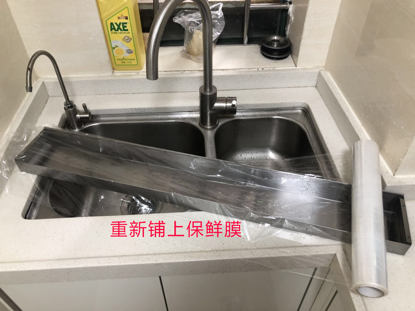 油烟机下面接油的槽能垫保鲜膜吗,油烟机上的油盒可以铺上保鲜膜吗