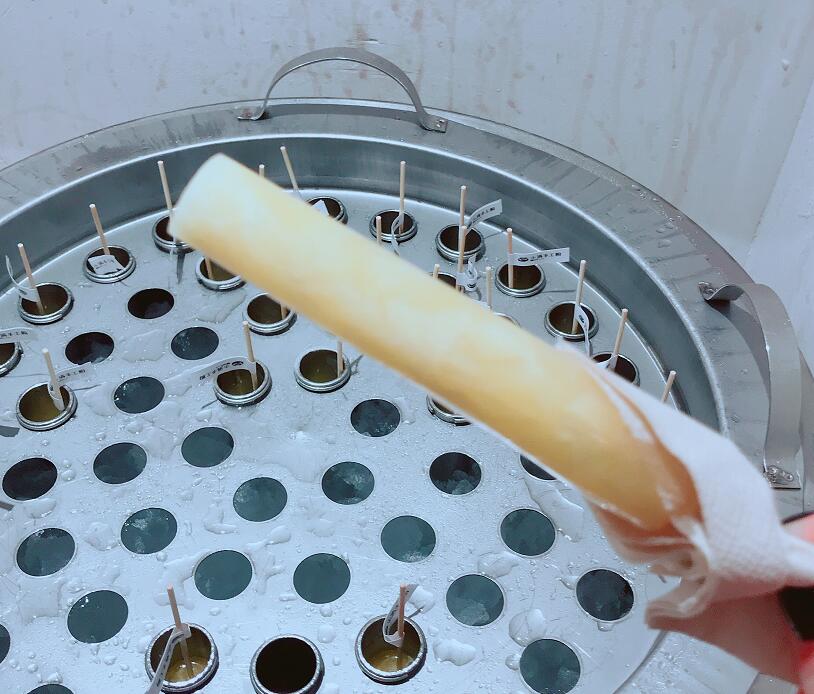 80后中年妇女做手工冰棍，不用发电只用手摇，小孩子看了走不动路