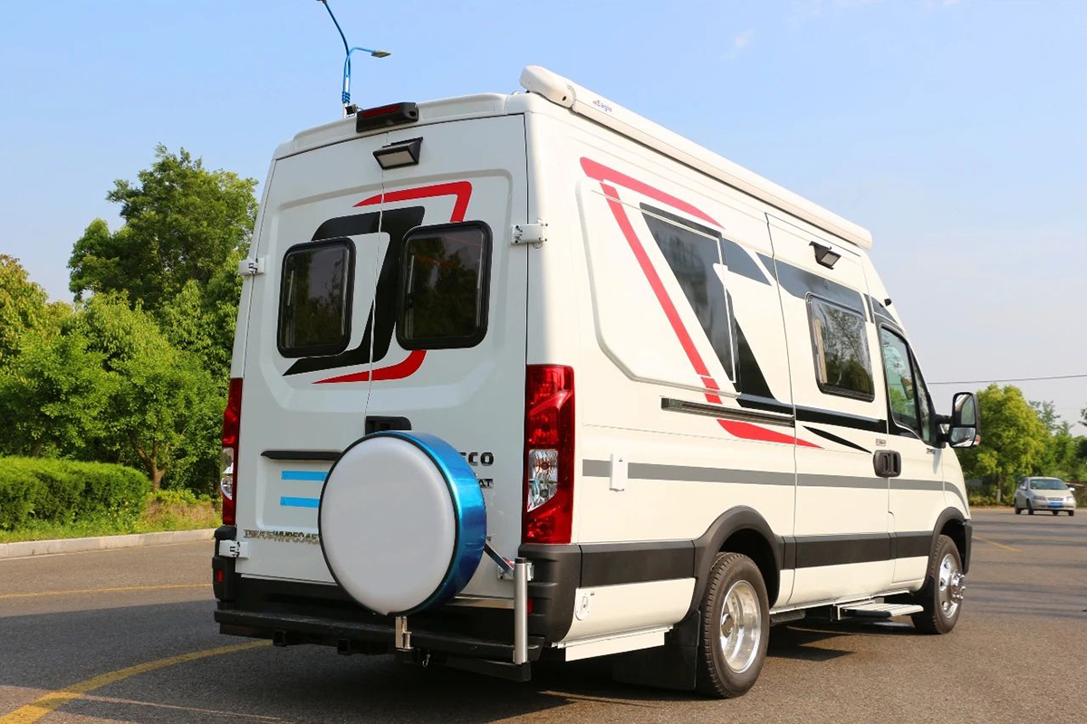 卫航定制版b型房车,卫航房车最新款大通v90后双轮b型