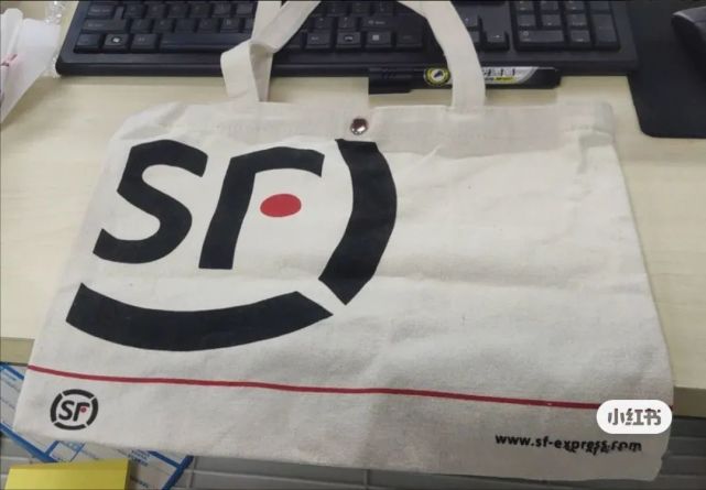 顺丰小哥被女网红冲了····抄袭Off-White联名限量纸袋成网红款？