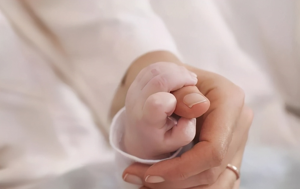 新生儿出生后每天的变化,宝宝出生第一天开始怎么护理